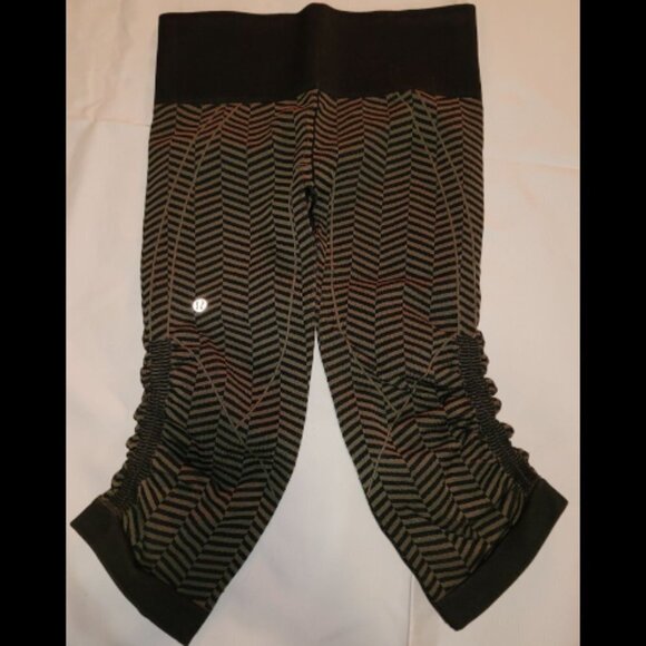 Lululemon Leggings Geometric Striped Capri/Knee Length Size Small XS - Picture 2 of 3